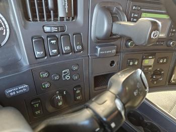 R490 / 8x2 / HMF 85 TM CRANE / WINCH / JIB